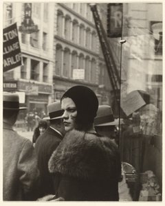 Ragazza in Fulton Street, New York da Walker Evans
