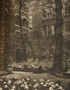 Il cimitero vuoto di quella che era All Hallows Staining, c. 1935 da Walter Benington