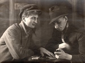 Felix Bressart e Walter Limot nel film Tragedia in miniera