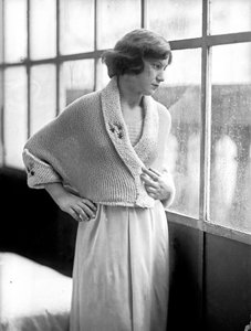 Modella con un abito creato da Anita Pittoni, 1940 circa (foto b/n)