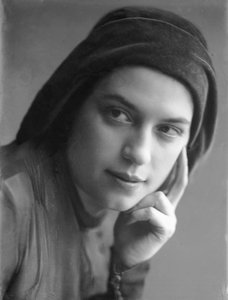 Ritratto di Anita Pittoni, 1940 circa (foto b/n)