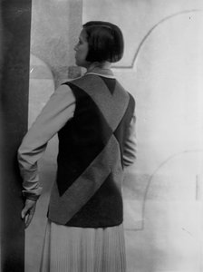 Ritratto di Marion Wulz con abito disegnato da Anita Pittoni, 1940 circa (foto b/n) da Wanda Wulz