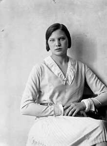 Ritratto di Marion Wulz con abito disegnato da Anita Pittoni, 1940 circa (foto b/n)