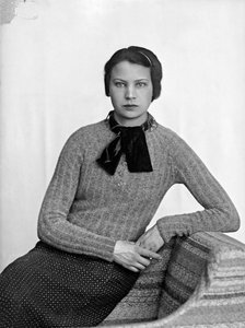 Ritratto di Marion Wulz con abito disegnato da Anita Pittoni, 1940 circa (foto b/n)