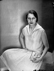 Ritratto di Marion Wulz con un abito di Anita Pittoni, 1930 circa (foto b/n) da Wanda Wulz
