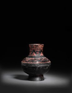 Piccolo vaso di ceramica nera laccata dipinta di rosso, Hu, 476-221 a.C. da Warring States period Chinese School