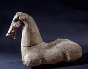 Arte cinese: Cavallo di legno. Scultura del periodo Han. Parigi, Museo Cernuschi da Western Han Dynasty Chinese School