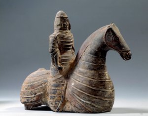 Arte cinese: statuetta di cavaliere in armatura (206 a.C.-220 d.C.), periodo Han. Parigi, Museo Cernuschi