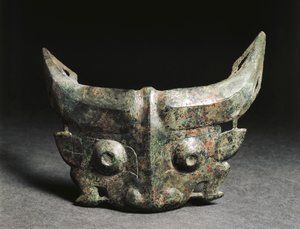 Maschera rituale che raffigura Taotie, Cina, Dinastia Zhou Occidentale da Western Zhou Dynasty Chinese School