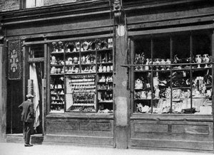 Facciata di un banco dei pegni, Bow, Londra da Whiffin
