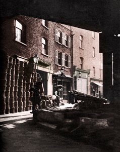 Cesti di frutta ammucchiati contro le case al Borough Market, Londra, 1926-1927 da Whiffin