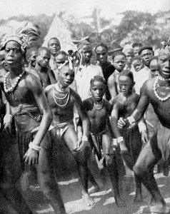 Ragazzi danzatori vestiti da ragazze, tribù Yafouba, Africa occidentale