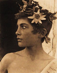 Studio di un ragazzo siciliano con fiori della passione nei capelli, Sicilia, c.1899 (foto)