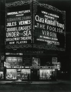 1554 Broadway alla 46th Street, I. Miller Shoes; James Drug Store, e grandi insegne per film illuminate sopra. da William Davis Hassler