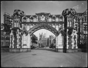 Cancello di Amsterdam Avenue del campus del City College di New York, New York City, 13 luglio 1914 da William Davis Hassler