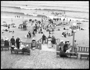Bagnanti e frequentatori della spiaggia, Deal, New Jersey, luglio 1916 da William Davis Hassler