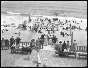Bagnanti e frequentatori della spiaggia, Deal, New Jersey, luglio 1916 da William Davis Hassler