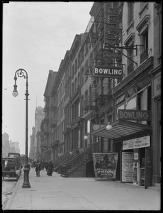 Insegna della pista da bowling al 248 W. 14th Street, New York City, 2 maggio 1916