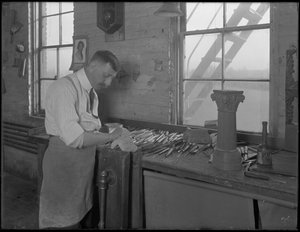 Intagliatore che lavora su ornamenti di cassa, Oneida, New York, 3 aprile 1916 da William Davis Hassler