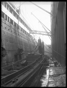 Caricamento di una nave a vapore con trasportatori a secchio portatili da William Davis Hassler