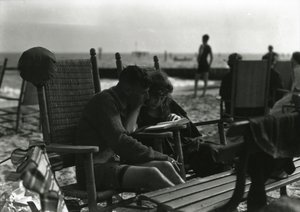 Coppia che legge sulla spiaggia, Coney Island, c.1910-21 da William Davis Hassler