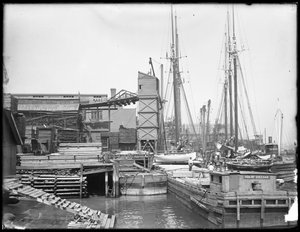 Docks e barche su un lungomare non identificato, possibilmente Harlem River, Inwood, New York, c.1910