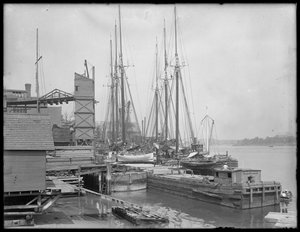Darsene e barche su un lungomare non identificato, possibilmente Harlem River, Inwood, New York, c.1910