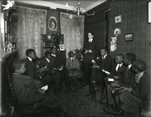 Lezione del Comitato Evangelista a casa della Sig.ra Bostick, 72 West 99th Street, Mr. Rockwood insegna a un gruppo di giovani afroamericani. 31 marzo 1916 da William Davis Hassler