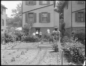 Famiglia posa accanto al loro orto nel cortile, Inwood, New York, c.1910 da William Davis Hassler