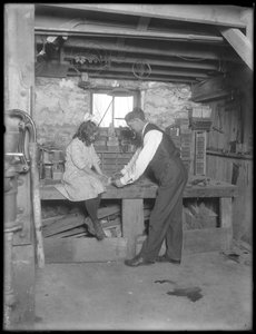 Frank P. Hassler e Mary Hassler nel seminterrato, Glen Ellyn, c.1912 da William Davis Hassler