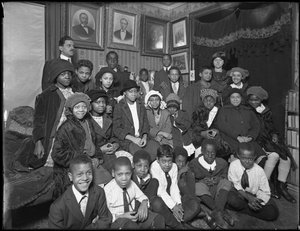 Ritratto di gruppo della classe della signora Harris, 308 W. 148th Street, New York City, 7 marzo 1916 da William Davis Hassler