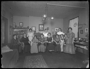 Harriet E. Hassler con un gruppo di giovani donne, 206 W. 13th Street, c.1912 da William Davis Hassler