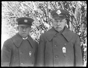 Larry Casey e John Connolly in posa con le loro uniformi invernali nella neve, Isham Park, Inwood, New York City, 7 marzo 1915