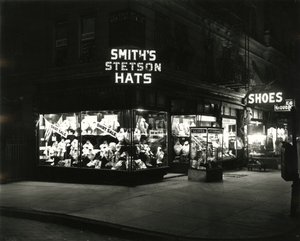 Vetrine illuminate che pubblicizzano Smith