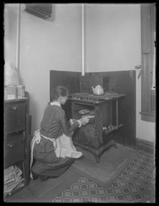 Miss Bates che prende il pane dal forno, c.1913