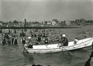 Barca a remi e nuotatori in acqua, Coney Island