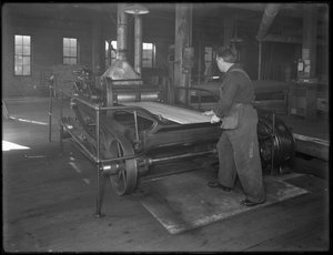 Lavorazione del legname destinato alla fabbricazione di bare attraverso una pialla a doppia superficie, Oneida, New York, 3 aprile 1916 da William Davis Hassler
