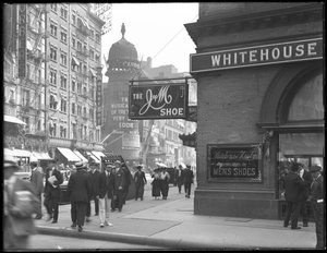 Insegna per J und M Shoe, 1429 Broadway, New York City, 2 agosto 1916 da William Davis Hassler