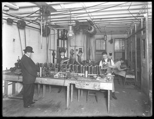 Officina al sesto piano, Geyser Electric Water Heater Company, 42 Hudson Street, New York City, 31 dicembre 1914 da William Davis Hassler