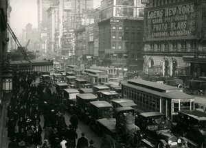 Times Square, affollata di auto, autobus e persone, c.1917 da William Davis Hassler