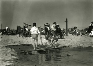 Due bambini giocano con scarti di legno in acque basse, Coney Island, c.1910-21 da William Davis Hassler