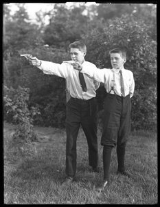 Due ragazzi non identificati posano puntando pistole, luglio 1915