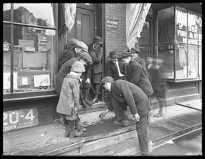 Ragazzi non identificati che giocano a dadi su un gradino, New York City, 30 maggio 1915 da William Davis Hassler