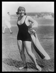 Donna non identificata in costume da bagno 