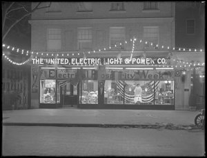 Vetrina della United Electric Light and Power Company decorata per la 