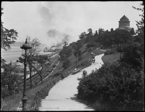 Veduta verso la collina verso la Tomba di Grant, New York City, 20 luglio 1914 da William Davis Hassler