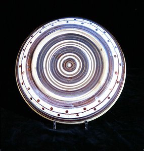 Piatto con cerchi concentrici di bianco, blu, viola e oro, dipinto da Charles Passenger