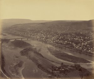 [Veduta aerea di una città] da William H. Rau