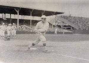 Mike Donlin, esterno dei Pittsburgh Pirates, che fa un colpo di pratica