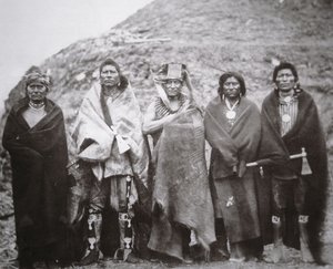 Persone Pawnee davanti a una capanna tribale di terra, c.1869